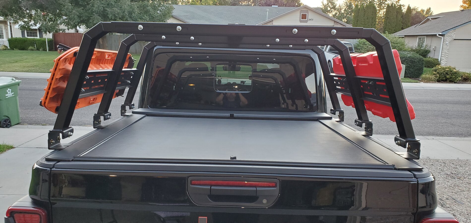 Jeep Gladiator RCI bed rack with Roll'n'Lock tonneau 20210916_194021