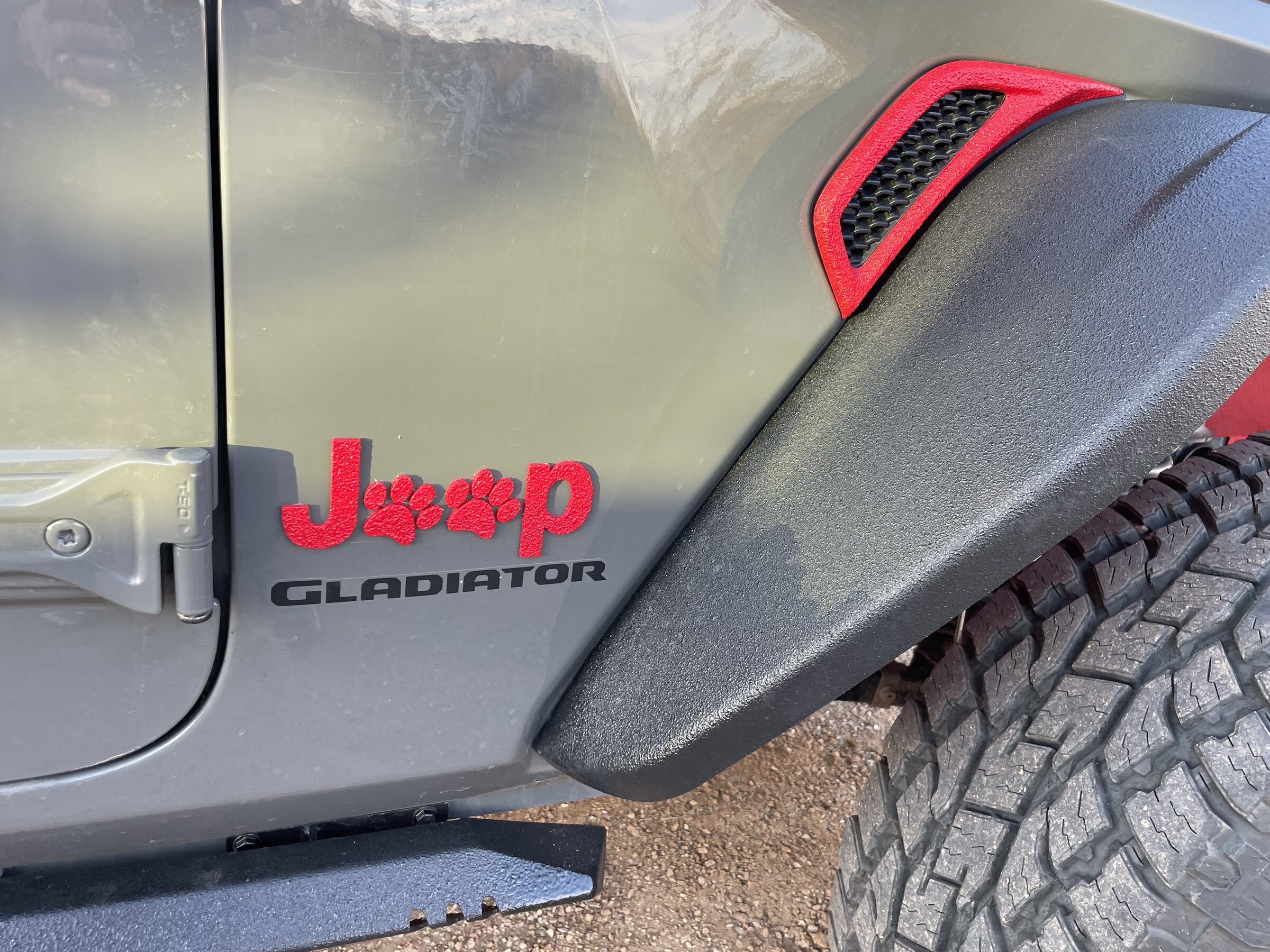 Jeep Gladiator "JEEP" tailgate badge mods? D9D3ECC6-5848-46E8-B264-43228082DD10