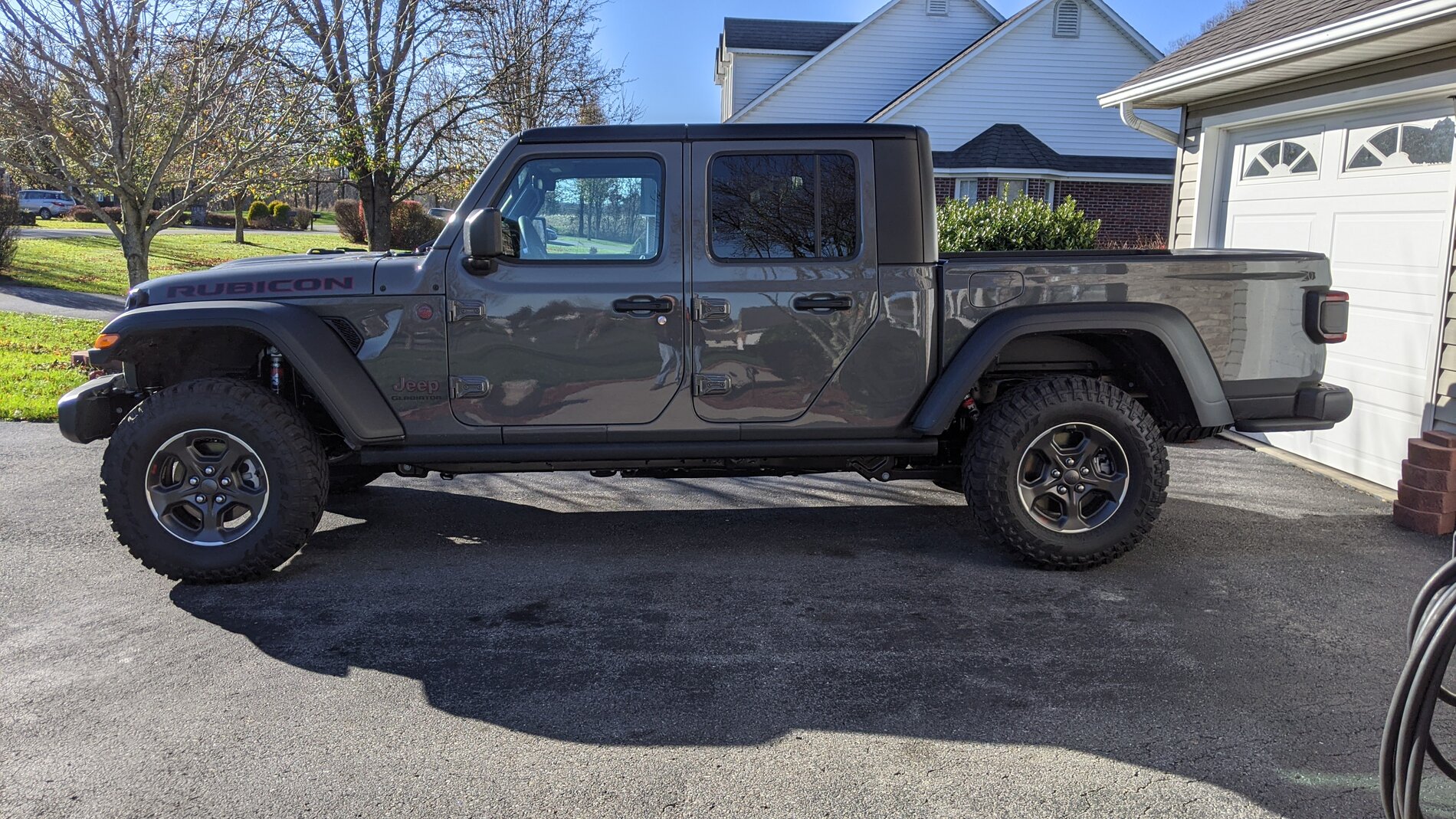 Jeep Gladiator Pics please.. Rubicons with just a front 1.5 spacer lift PXL_20201116_194151497