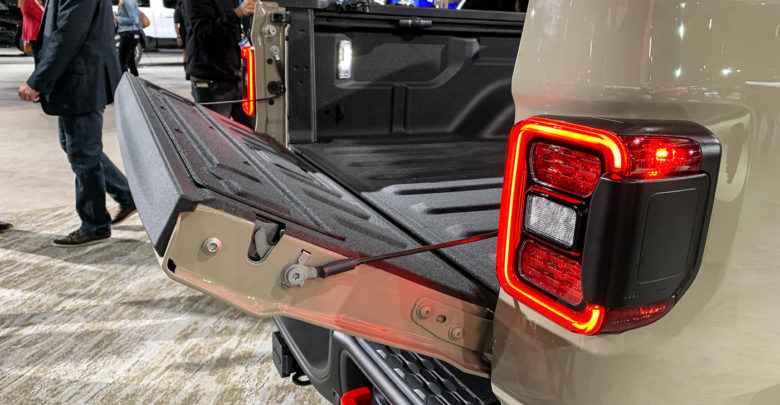 Ford F-150 New tailgate pivot feature for new F150? 0 (1)_page_17